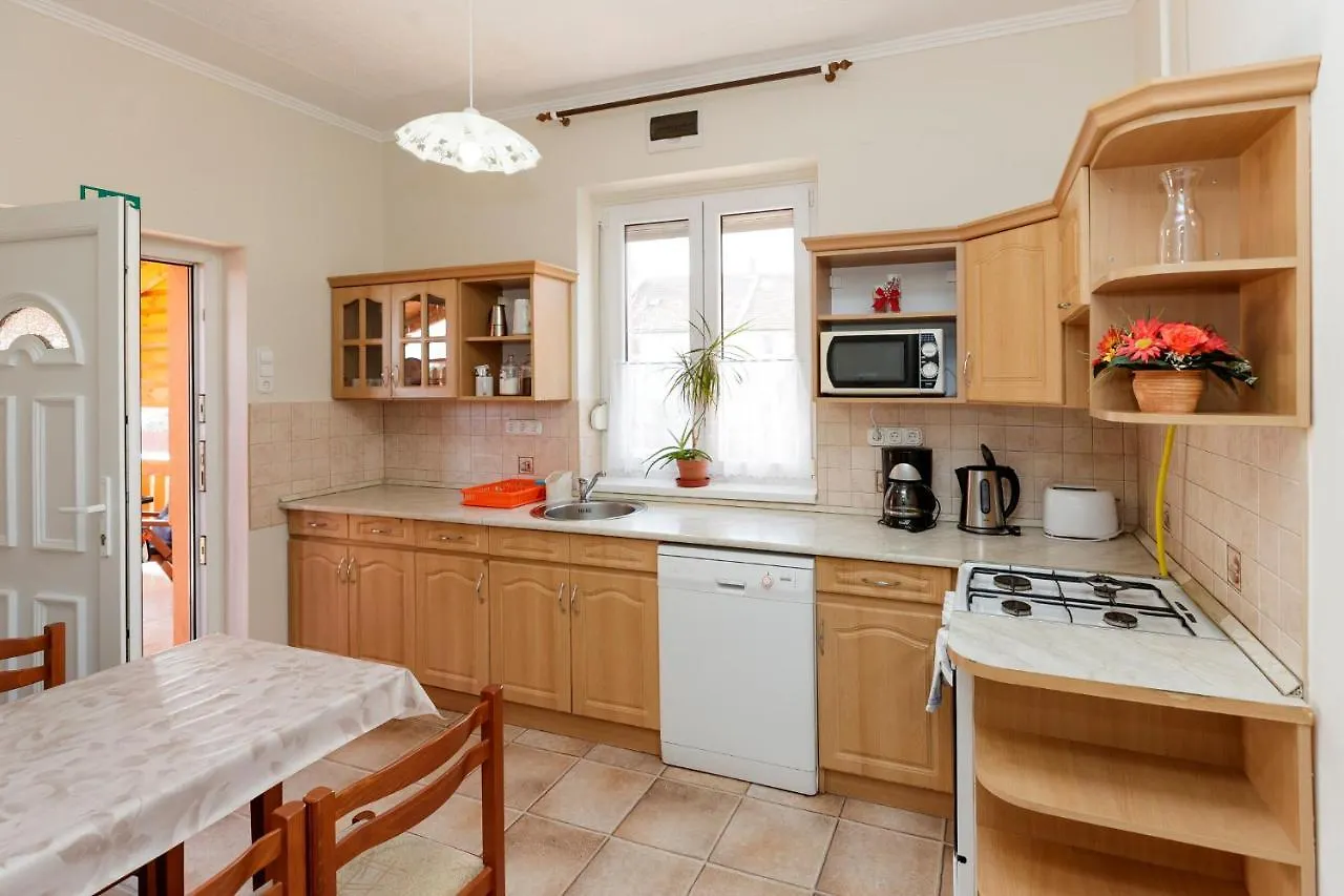 Almafa Apartmanhaz 埃格尔 公寓